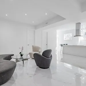 Comfortable In Next To Yorkdale Mall Toronto